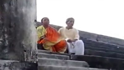 Mature aunty vibachaari old uncle sunniyai kai adithu